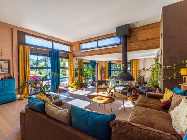 Maison en bois authentique et chaleureuse 6 pièces AIX EN PROVENCE PUYRICARD