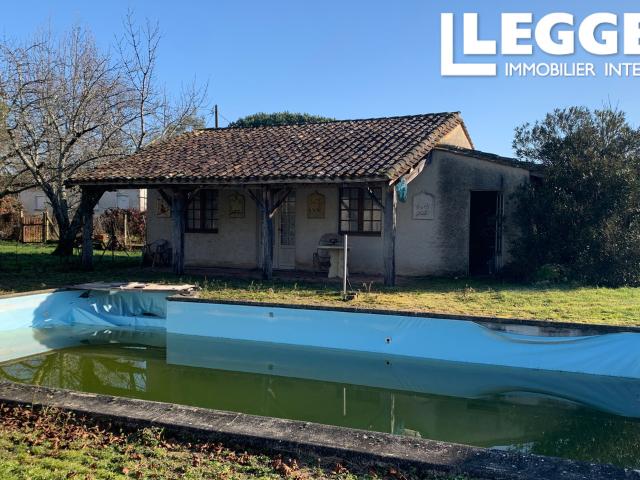 Maison de trois chambres avec annexe à rénover et piscine à rénover
