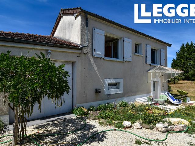 Maison de trois chambres avec piscine, grand terrain constructible offrant calme et vues bucoliques Dordogne