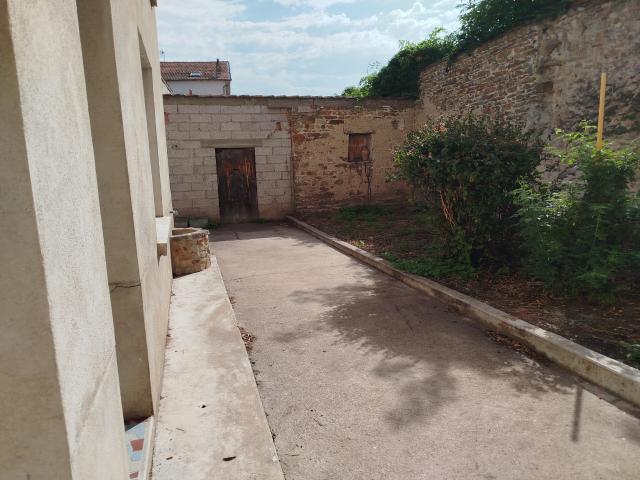 Maison de type 4 restaurée avec cour et jardinet