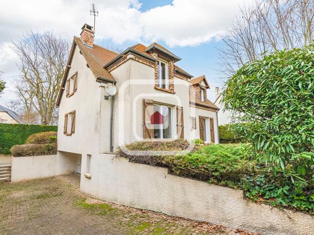 MAISON DE TYPE 6 DE 140 M2 AUX PORTES DE REIMS SUR UN PARC ARBORE DE 1000 M2