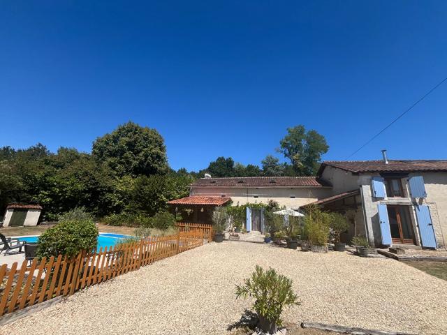 Maison de vacances idéale avec piscine dans un cadre pittore. 154m² Saint Paul Lizonne