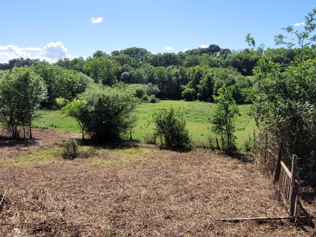 Maison de village, 3 chambres/1 bureau/ dépendance 100m2 env./terrain de 9200m2