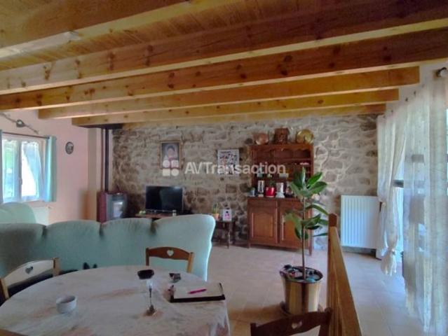 Maison de village, 4 chambres, salle / atelier lumineux, garage
