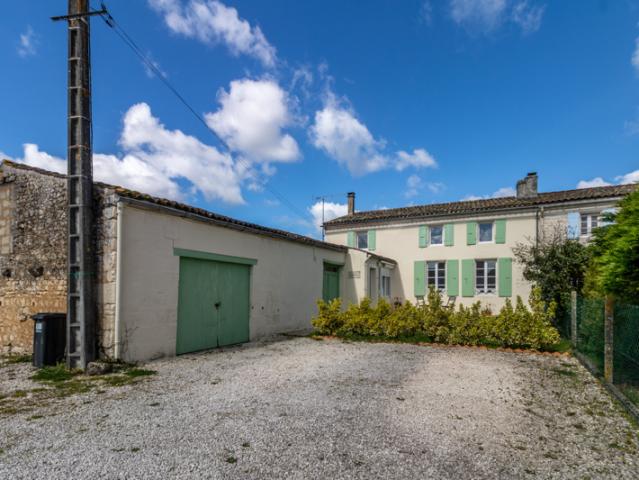MAISON DE VILLAGE, 5 CHAMBRES, 3 SALLES D'EAU, DÉPENDANCES