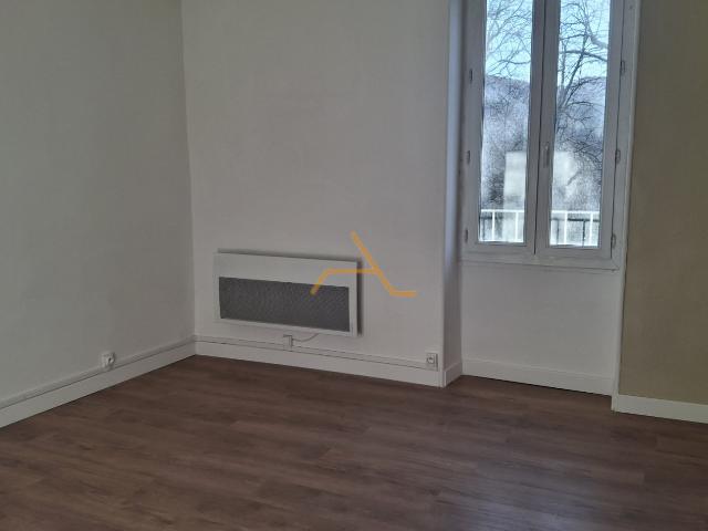 Maison de village 5 pièces, 84m² en location à Dieulefit 770 € par mois