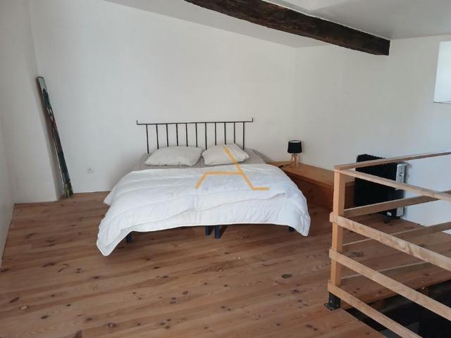 Maison de village 5 pièces, 171m²en location à Valreas1 050 € par mois