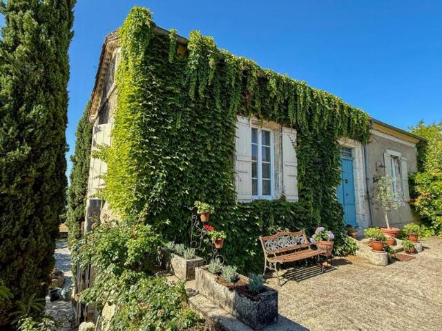Charmante Maison en Pierre avec Piscine et Vue Panoramique