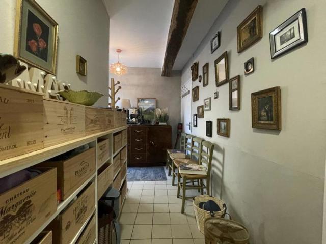 Jolie maison en pierre dans un village historique