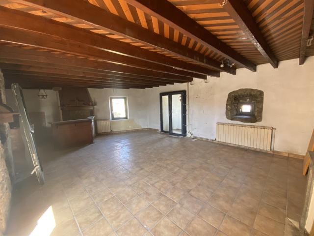 Maison de village 112m2 avec 3 chambres et jardin à Saint Cy. 112m² Saint Cyr
