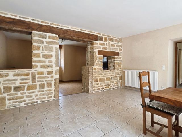 Maison de village 156 m2, 3 chambres, terrain 2 432 m2 et dépendances