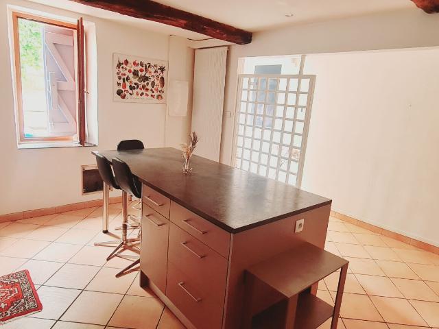 Maison de village 160m2 T5 avec garage, cuisine d'été, jardin, atelier.
