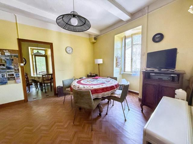 Maison de village, 165 m² en pierre sur la place de Jaujac. 165m² Jaujac