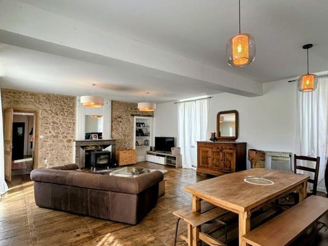 Maison de village 185 m2 avec jardin CHERVES CHATELARS 16 154 500 FAI