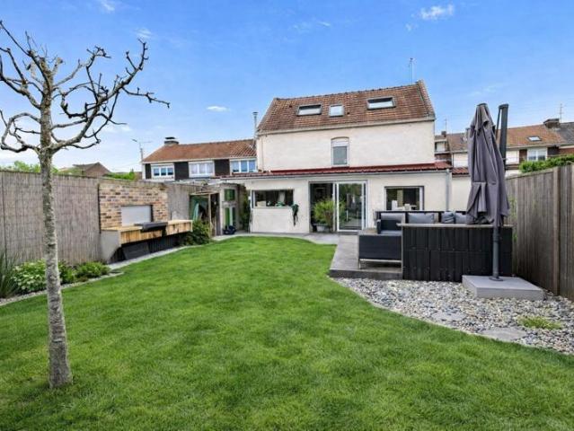 Maison familiale avec 4 chambres et jardin
