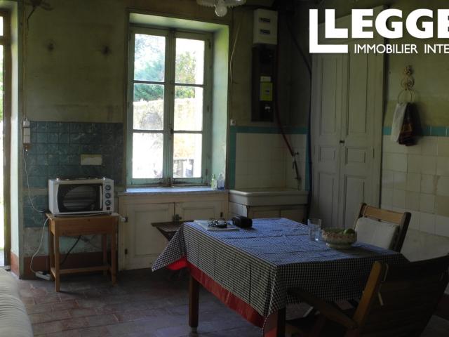 Maison de village, 1 chambre, grenier à aménager, cour et jardin avec puits et anciennes écuries