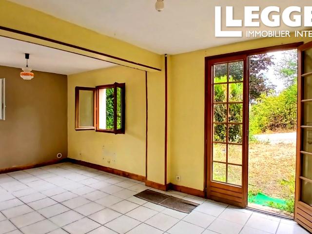 Maison de village 2 chambres à rénover avec jardin et terrain d'1 ha en option – La Porcherie