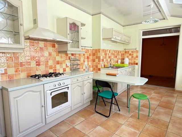 Maison de village, 300m², 10 chambres avec dépendances sur 3. 300m² Fleurat