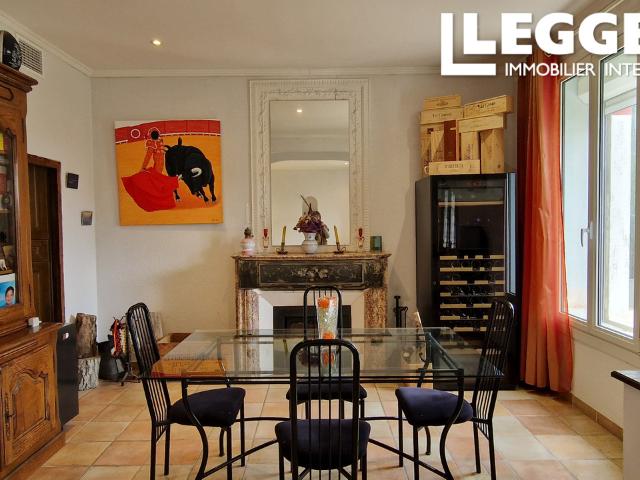 Maison de village T4 avec 2 sdb, superbe annexe à vivre, grand garage, vaste cuisine d'été, parking et jardin