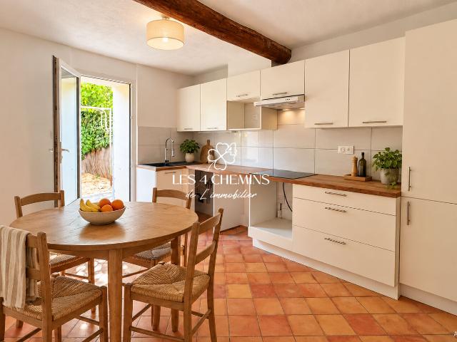 Maison de village T4 rénovée de 90 m2 avec jardinet au pied de la Sainte Victoire