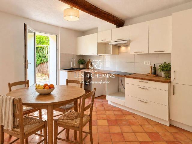 Maison de village T4 rénovée de 90 m² avec jardinet au pied de