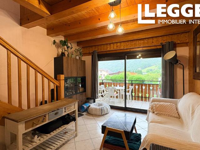 Maison de village traditionnelle de 3 chambres avec vue sur les montagnes, parking privatif et grand garage