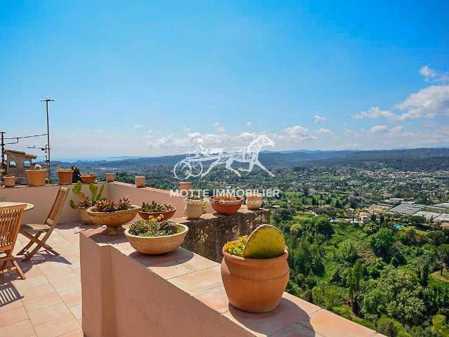 MAISON DE VILLAGE TYPIQUE AVEC ROOFTOP VUE MER