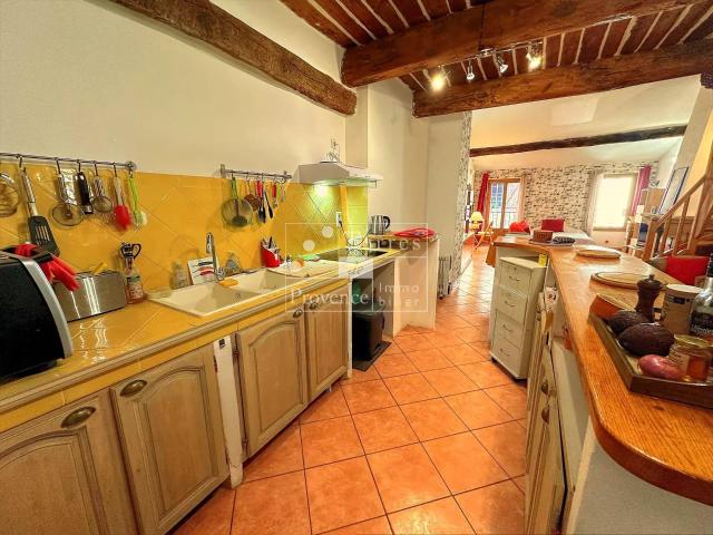 Maison de village à Aups avec mezzanine et revenu locatif –. 77m² Aups