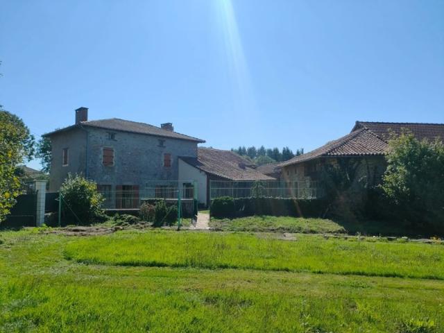 Maison de village à Cussac avec cheminée et jardin clôturé