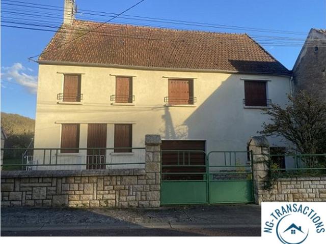 Maison de village a rafraîchir située aux portes du parc rég
