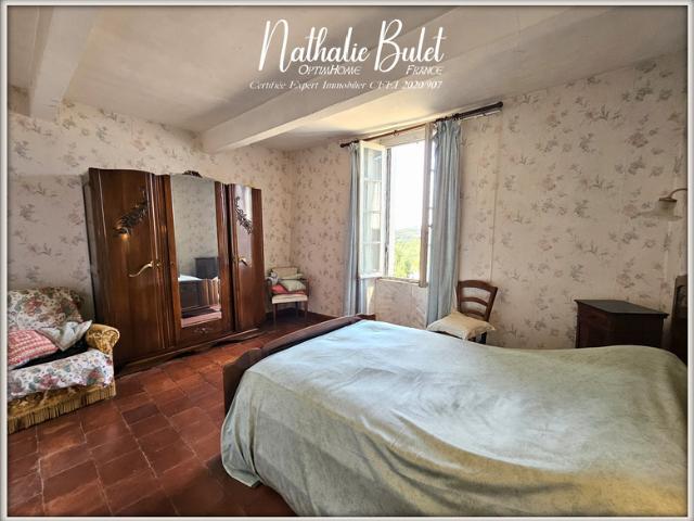 MAISON DE VILLAGE À RÉNOVER – 100 m² HABITABLES – GARAGE – 3 CHAMBRES – ROQUEBRUN