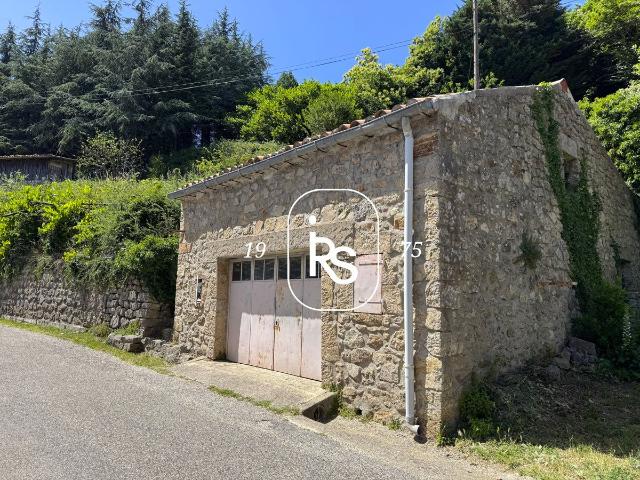 Maison de village à rénover avec terrain, garage et atelier 86m² Prunet
