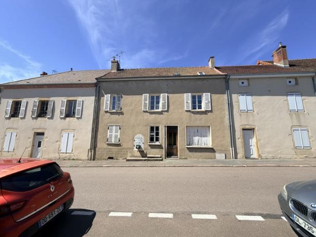 Maison de village à rénover, motoyenne par deux cotés