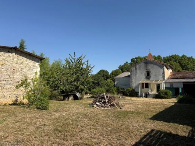 Maison de Village A Rénover Sur 1683m²