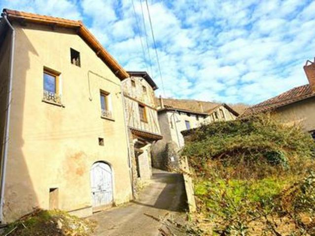Maison de village à restaurer avec terrain et depe