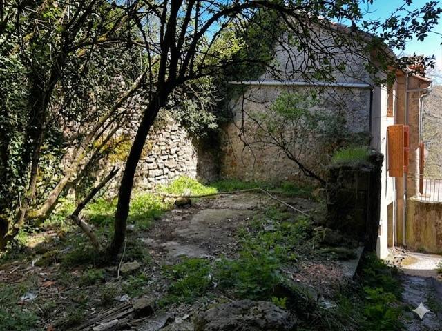 Maison de village authentique, entièrement rénovée avec dépendances et extérieurs