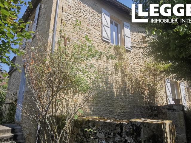Maison de village. Avec appartement indépendant et garage. Terrain 448 m2