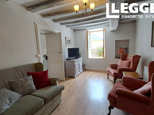 Maison de village avec cuisine, sejour, 3 chambres, 2 salles d'eau. Jardin, cave, garage, remise. Puits