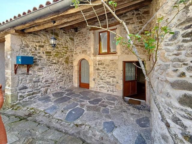 Maison de village avec caves, dépendances, jardins