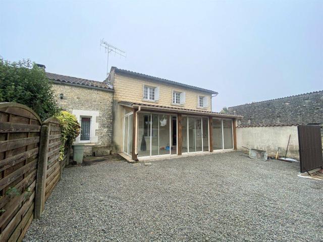 Maison de village avec cour