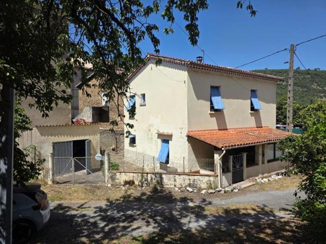 Maison de village avec cour attenante