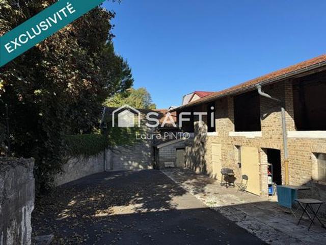 Maison de village avec cour et dépendance
