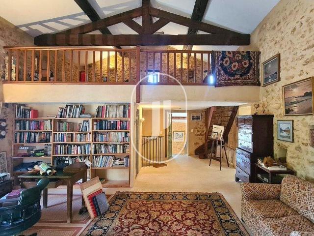 Maison de village avec cour intérieure à vendre à proximité. 230m² Aigaliers