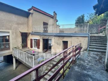 Maison de village avec cour, terrasses et jardin