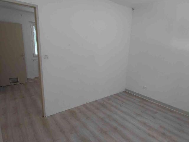 MAISON DE VILLAGE AVEC EXTERIEUR DE TYPE 4 A ST JEAN DE MUZOLS 07300