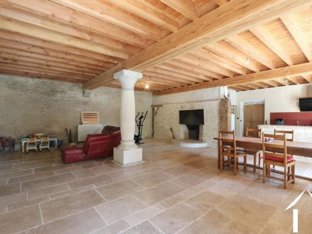 Maison de village avec écuries, granges et 4 hectares de terres de pâturage