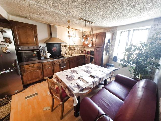 Maison de village avec garage de 43 m2, grenier aménageable et terrasse Fort potentiel