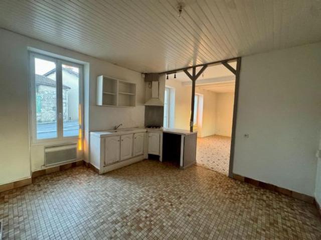 Maison de village avec grand garage et terrasse