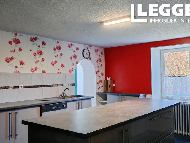 Maison de village avec grand terrain et garage de 102 m² au calme à Gouttières
