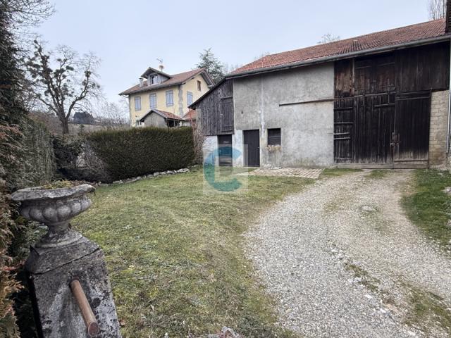 Maison de village avec grandes annexes et grange Proche An